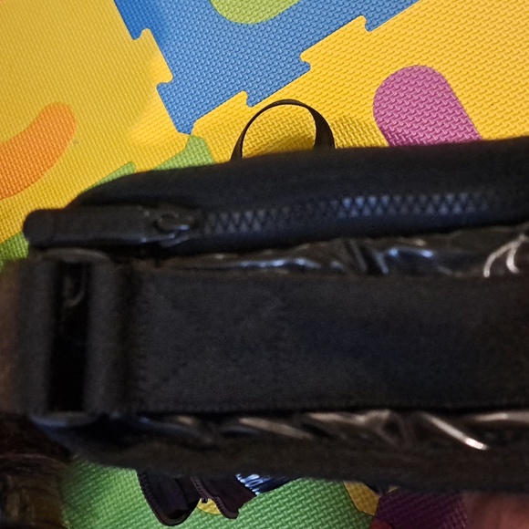 LeSportsac Deluxe Everyday Bag in a black shine or patent finish. - Picture 13 of 13